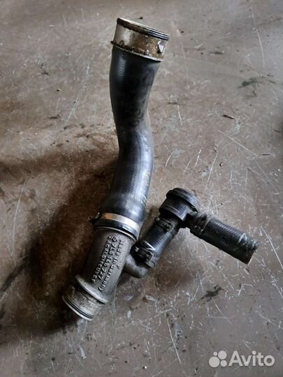 Патрубок интеркулера на Porsche Cayenne