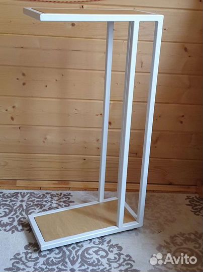 Столик на колесиках