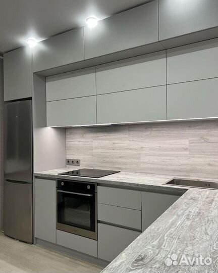 Угловая кухня в потолок