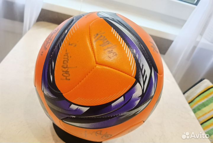 Футбольный мяч с автографами пфк Кристалл