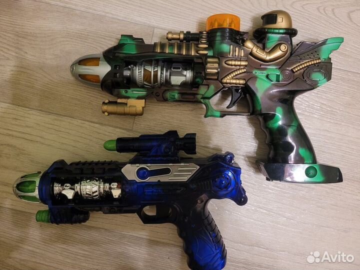 Игрушешные пистолеты и машинки