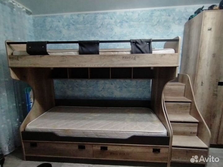 Двухъярусная кровать