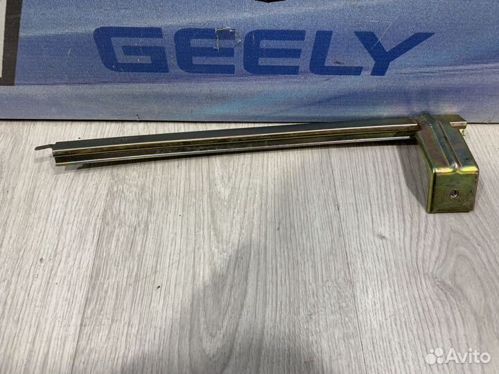 Направляющая стекла Geely emgrand X7 Прав