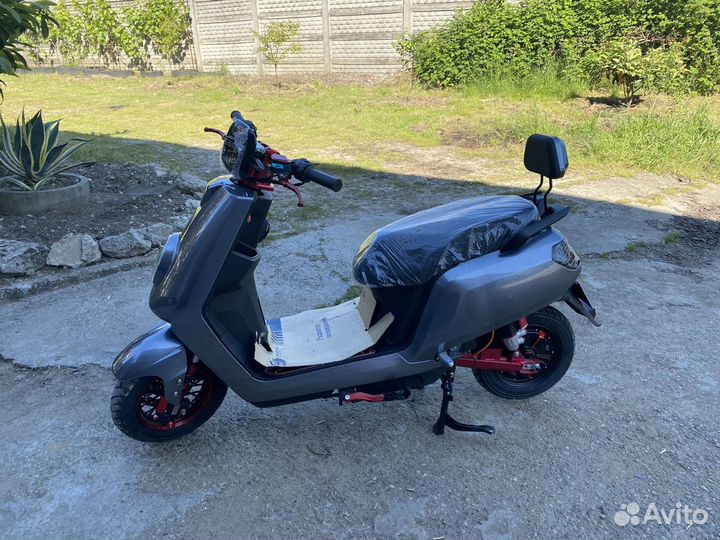 Электроскутер (аксессуары в комплекте)