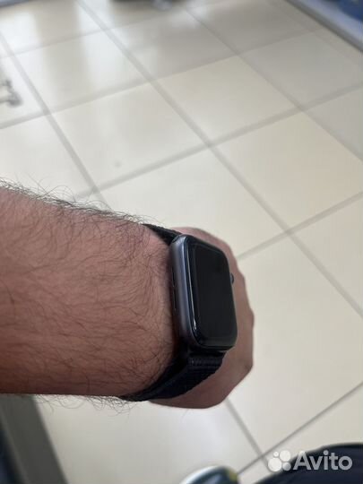 Часы apple watch se 44 mm nike