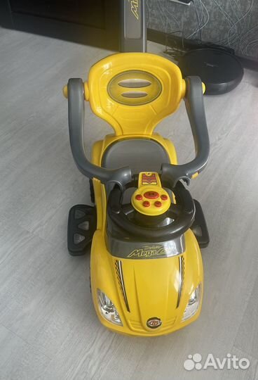 Машинка каталка с ручкой