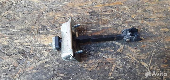 Ограничитель двери передний Opel Corsa D 2006-2015