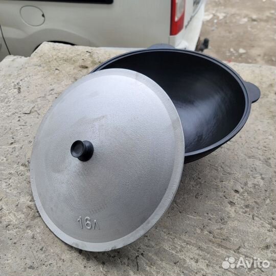 Казан чугунный с печкой дымоходом с крышкой