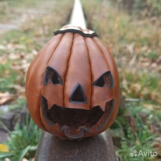 Тыква для хэллоуина из кожи