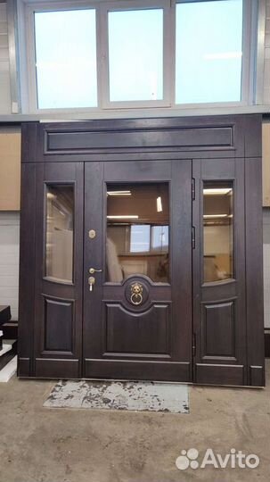 Двери входные в коттедж парадные