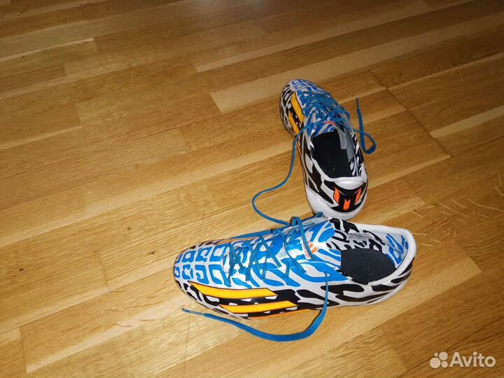 Футбольные бутсы adidas
