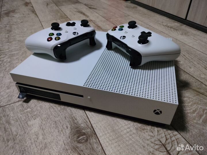 Xbox one s 500gb 2 геймпада + диск gta5