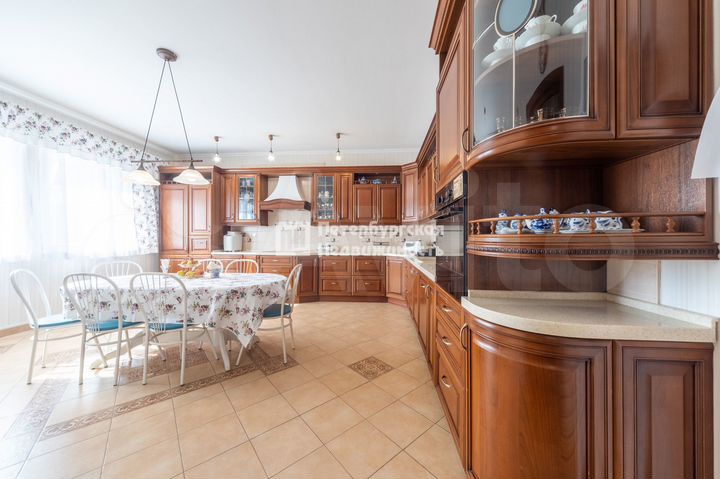 Коттедж 600 м² на участке 20 сот.