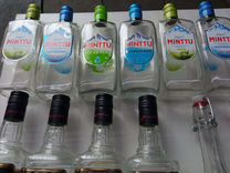 Пустые бутылки из под алкоголя и канистры