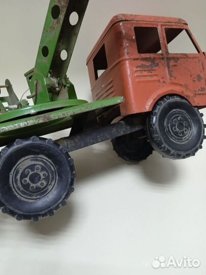 Машина. Автокран из металла советских времён