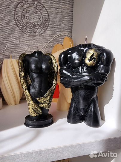 Свечи ангел и парень с татуировкой пара