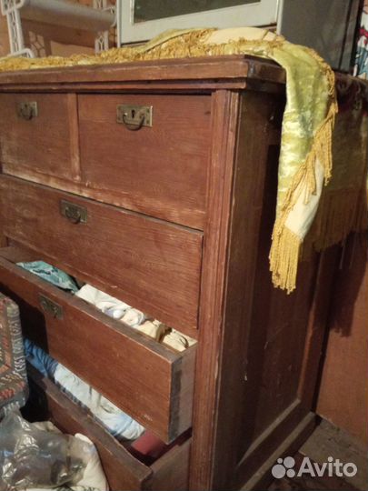 Старинный деревянный комод