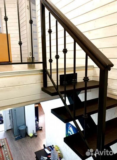 Облицовка лестничного металлокаркаса деревом