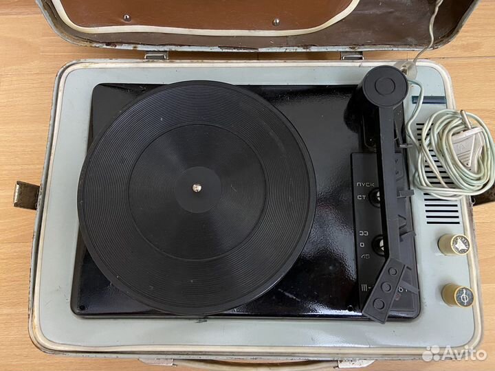 Проигрыватель виниловых пластинок