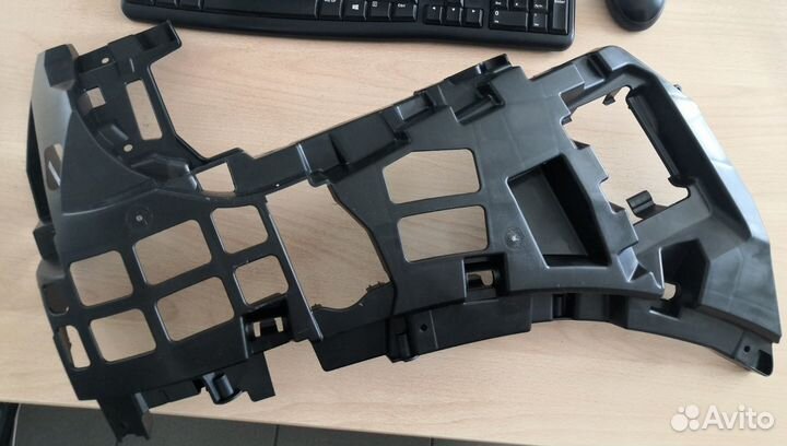 Кронштейн переднего бампера левый Touareg