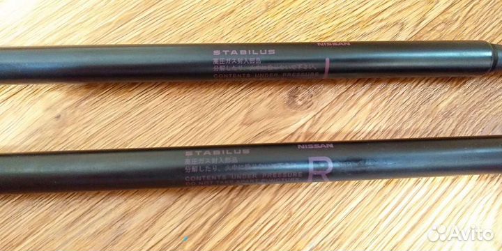 Аммортизатор (упор) двери багажника Nissan Juke