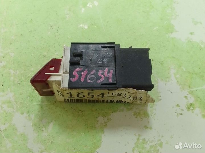 Кнопка аварийной сигнализации Volkswagen Passat B6