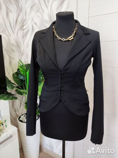 Пиджак черный приталенный, сзади сеточкой 40-42