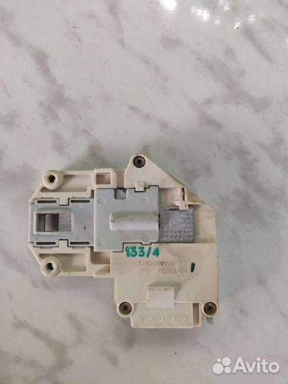 Замок люка на стиральную машину Zanussi