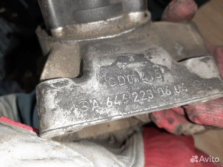 Опора двигателя левая Mercedes-Benz C-Class W204