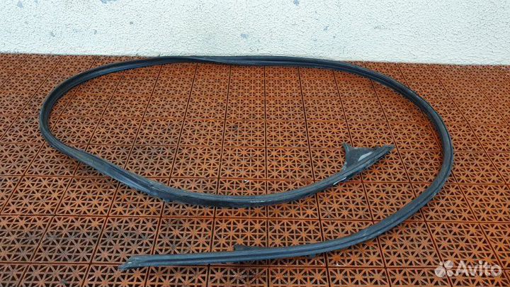 Уплотнитель стекла двери правый Mercedes-Benz