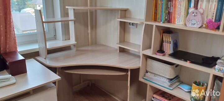 Компьютерный стол угловой с полками