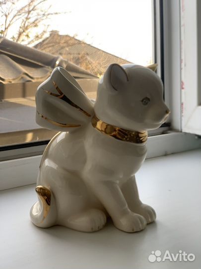 Фарфоровая статуэтка