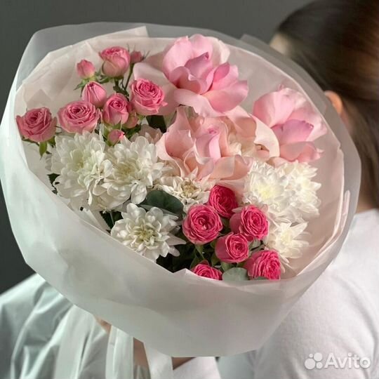 Воздушное облако из роз и хризантемы букет