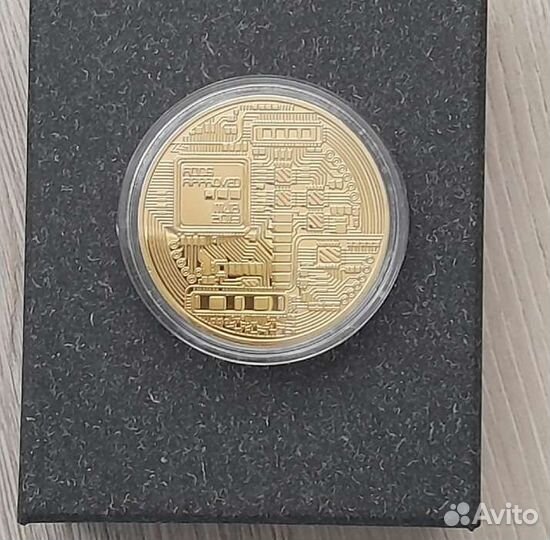Сувенирная монета биткоин в капсульной упаковке
