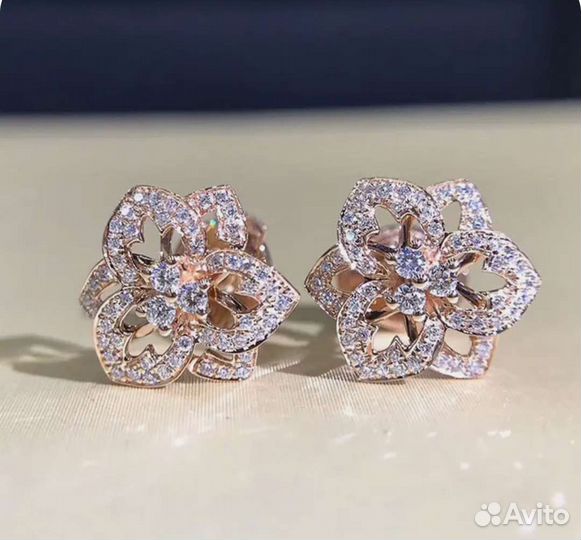 Серьги гвоздики, формв цветок, с инкрустацией