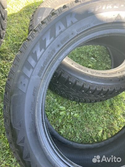 Bridgestone Blizzak Spike-01 215/55 R17