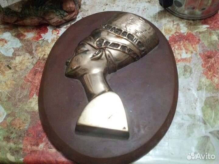 Панно с латунной головой Нефертити