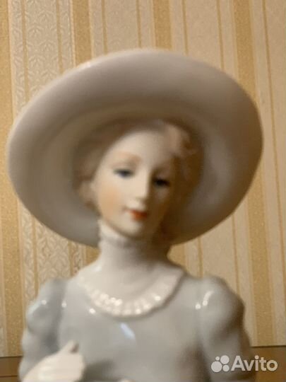 Девушка в шляпе на скамейке,фарфор, 24 см