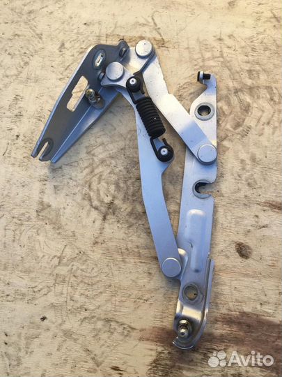 Петля багажника левая VW Jetta 5