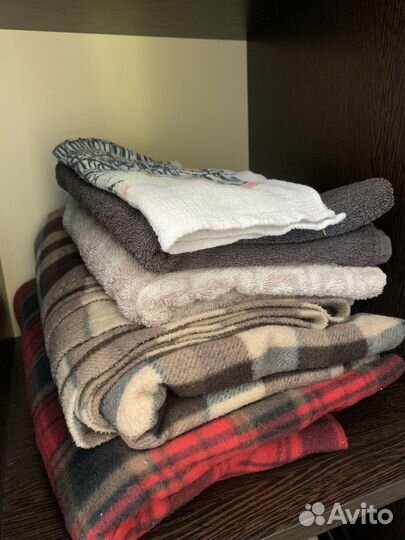 Домашний текстиль и сумка с вещами