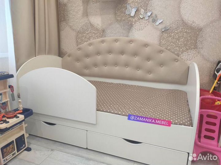 Детская кровать с мягкой спинкой