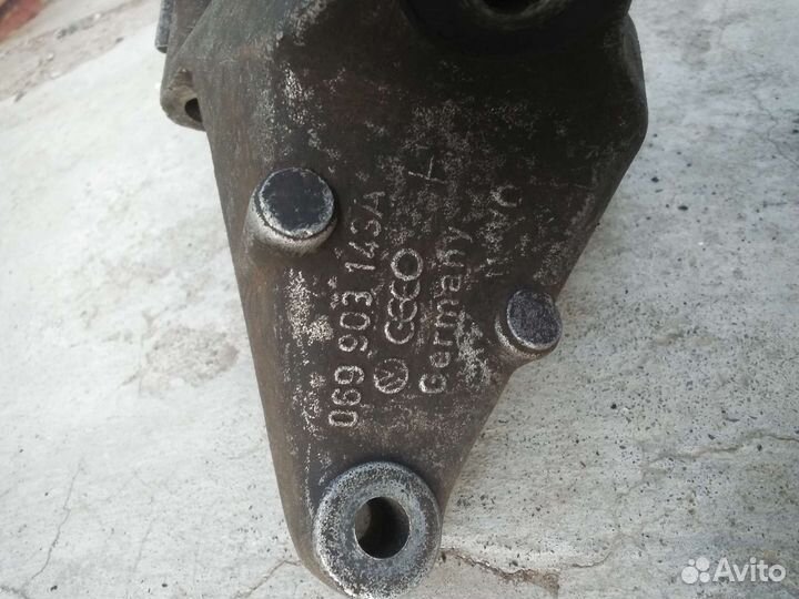 Кронштейн генератора Volvo 240 740 760 2.4D, VW LT