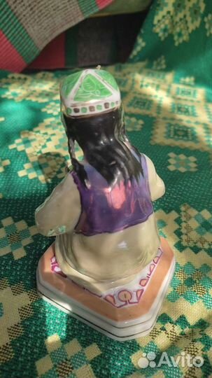 Фарфоровая статуэтка Узбечка с чайником Дулево