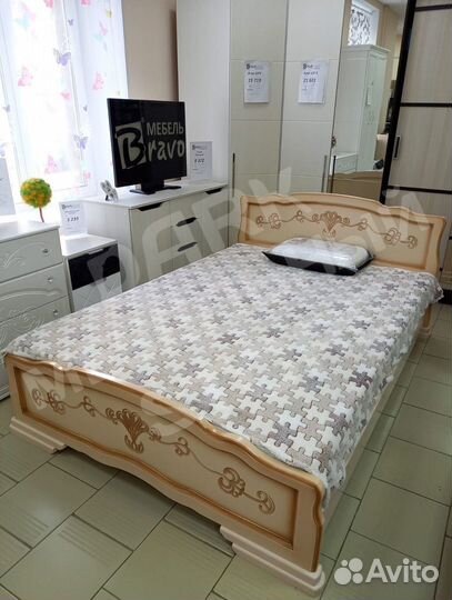 Кровать массив