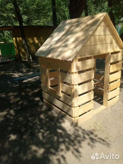 Деревянный домик для детской площадки