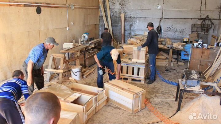 Упаковщик бака в деревянную обрешетку