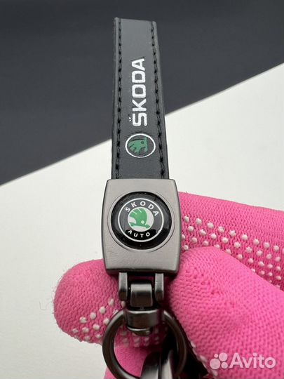 Предлог для ключей эмблема Skoda надпись Шкода