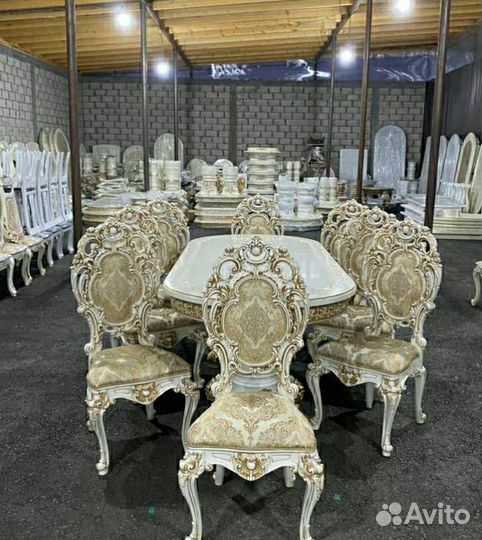 Стол и стулья