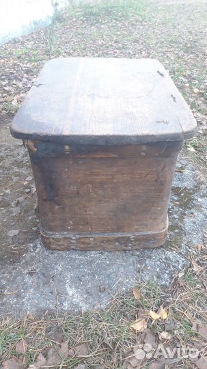 Деревянный старинный сундук