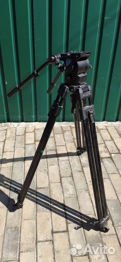 Штатив для видеокамеры